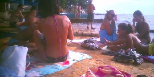 Upshorts cock flash for group of girls on beach