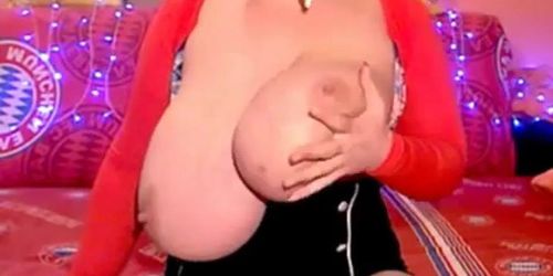 Big-Titted Webcam Girl Goes Viral