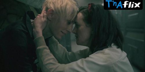 Mickey Sumner Lesbian Scene  in Snowpiercer