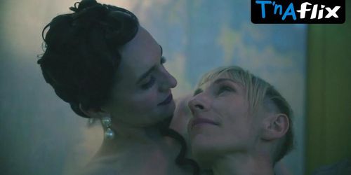 Mickey Sumner Lesbian Scene  in Snowpiercer