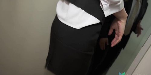 Japanese office lady Akari Amamiya had crazy sex with collegue in office.