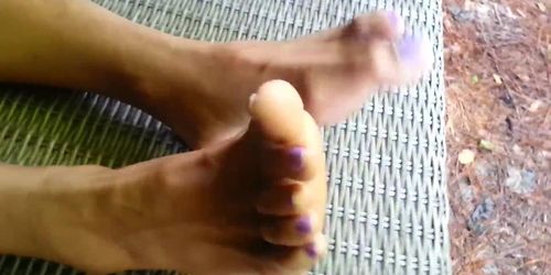 hawaian woman shows her sexy feet