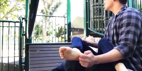 Soles tickling in public (Pretty Feet)