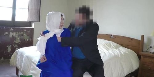 Sexy Arab gf reveals amazing natural body and gets fucked in hotel