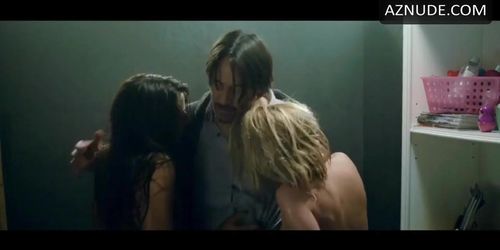 keanu reeve permite a dos chicas  pasar