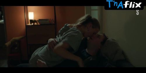 Taisiya Vilkova Sexy Scene  in Alisa Ne Mozhet Zhdat