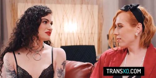 trans porn stars girl Shiri Allwood licks and fucks her female costar (Lydia Black)