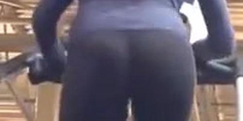 Sexy Latina working in her booty vid2