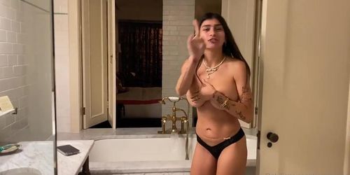 BRAND NEW Full Nude Buthtub Showe (Mia Khalifa)