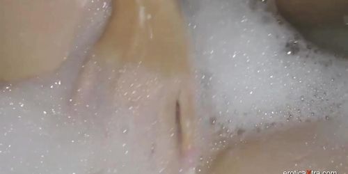Sexy Lesbo Babes in the Bathtub
