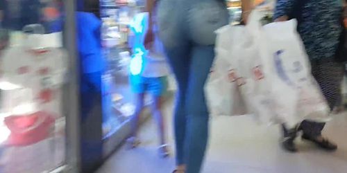 Hot young MILF bubble ass in tight jeans