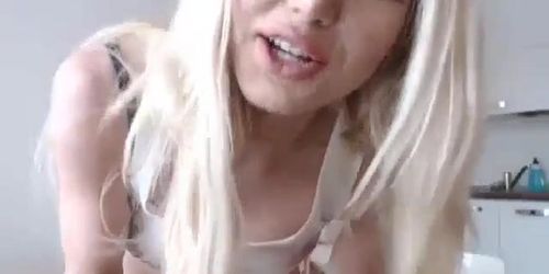 Super hot blonde teasing her great ass and pussy live show