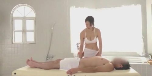 Kaede Niiyama gives a great massage