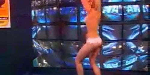 Lena Gasol realiza un striptease integral