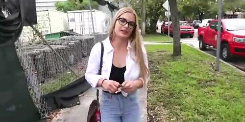 Curvy glasses chick outdoor sex