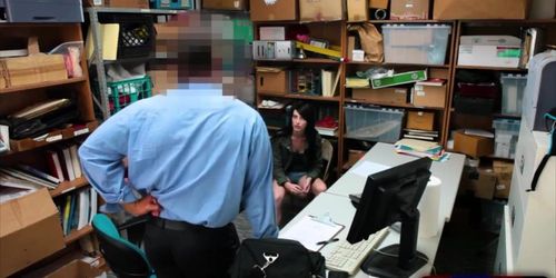 Teen shoplifter propose a blowjob and screw after caught