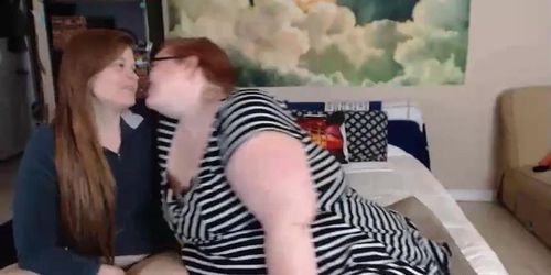 Hot Curvy Whore Cumming On Webcam