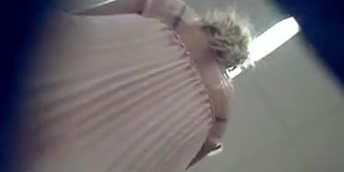 Quick upskirt of a nice teen 18+