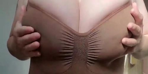 Flowerpetalxx22 milks huge boobs