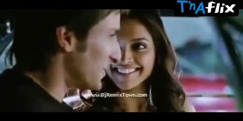 Deepika Padukone Sexy Scene  in Love Aaj Kal