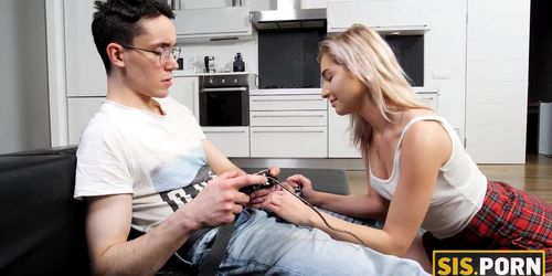 SISPORN. Guy forgets about videogames when horny stepsis starts sucking