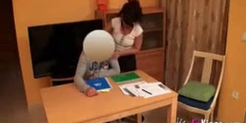 Profesora se folla a su estudiante virgen!!!!