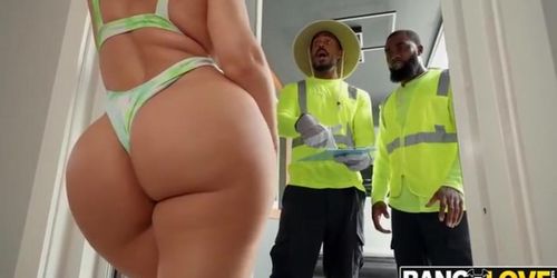 Andie Anderson's Hardcore Seduction: Blowjob Threesome with Big Butt Gardeners