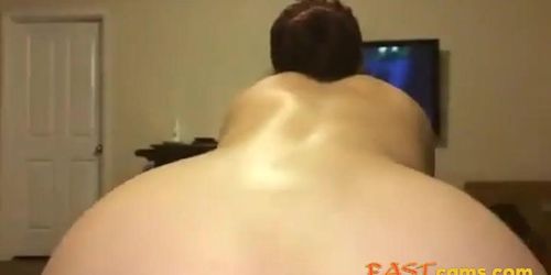 Asian girl with big butt doing assjob on the couch