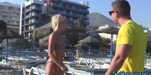 Guy's pick up beach girl and fuck her