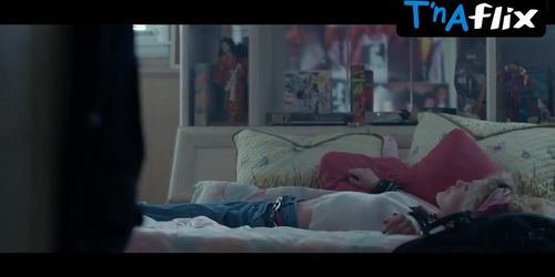 Elena Kampouris Sexy Scene  in Shoplifters Of The World