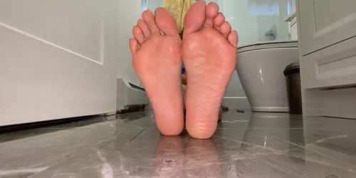 Ultimate Latina Wrinkled Foot Rubbing Soles & Toe Teasing