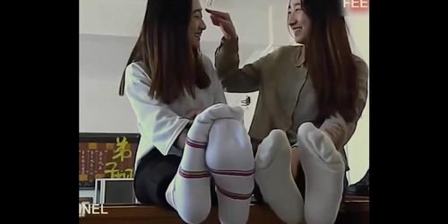 Two Innocent Chinese Girls Show Their Soles