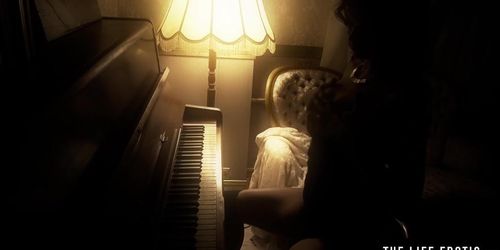 Watch this sexy teen beauty masturbating as she plays the piano