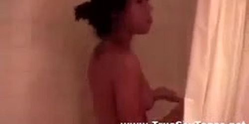 Amateur guy films hot girlfriend in shower