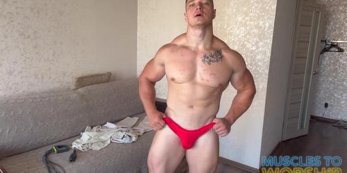 Bodybuilder Shows Off His Muscle Ass