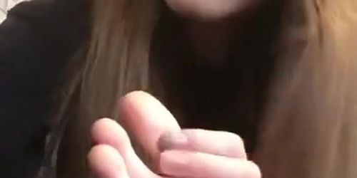 Teen sucks her red toes