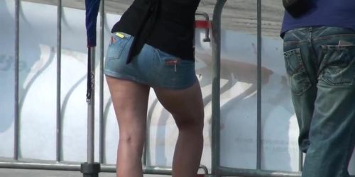 Sexy tanned ass bending over the tracks
