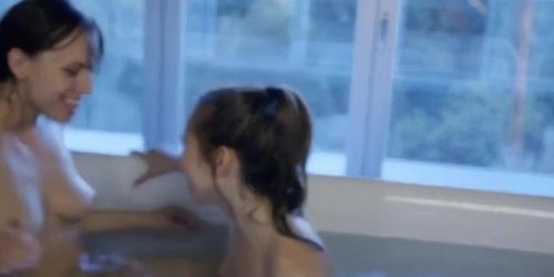 Lesbianas en la bañera (Riley Reid)