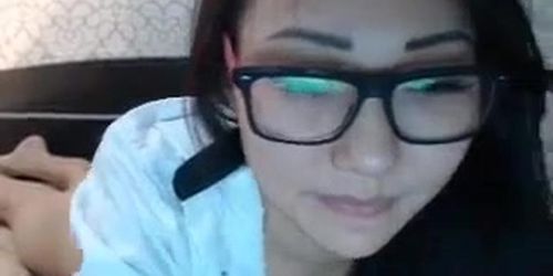 Hot Chinese girl in cam sexy poses