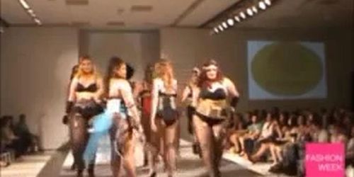 thick models sexy walk
