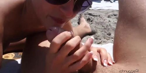 [Amateur] Naughty girl sucks him on the beach