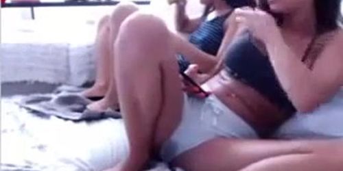 Chica Aguanta su orgasmo por  su hermana