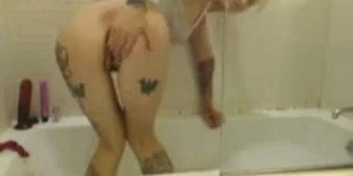 Hot Tattooed Webcam Slut Takes A Bath 1