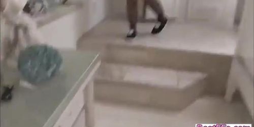 Burglar teens gets caught by the home owner and filmed