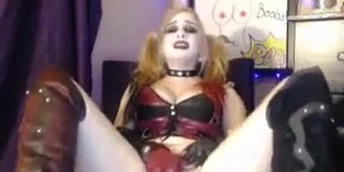 Harley Quinn masturbates on cam