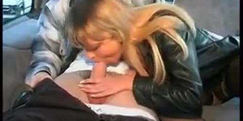 Beautiful french blonde blowing a dick in a car (French amateur)