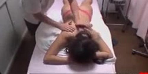 Booty Japanese girl gets fingered by a skillful masseur