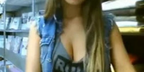 Beautiful amateur gets daring at laundry service