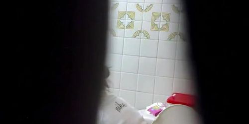 Plump bottomed bunny filmed peeing (Good view)