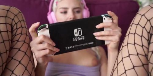 Gamer girl's tight pussy fucked and cum covered by a big dick - Eva Elfie5B3z54